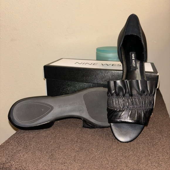 Black leather open toe slip-on flats; very pretty and soft - Picture 5 of 8